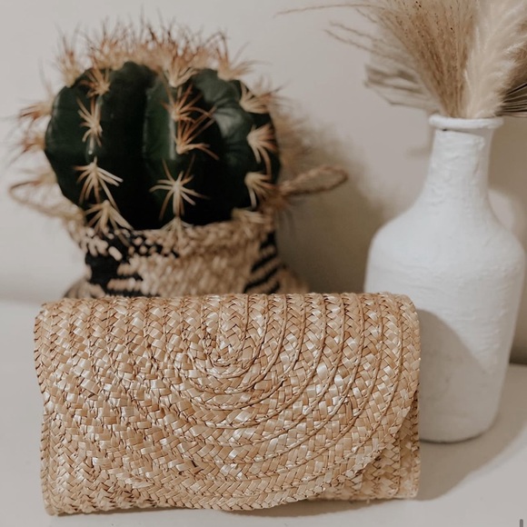 Handbags - Woven Straw Clutch